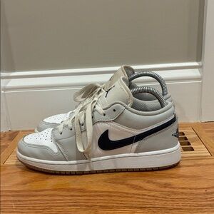 Nike Jordan 1 low Georgetown size 6 youth.
